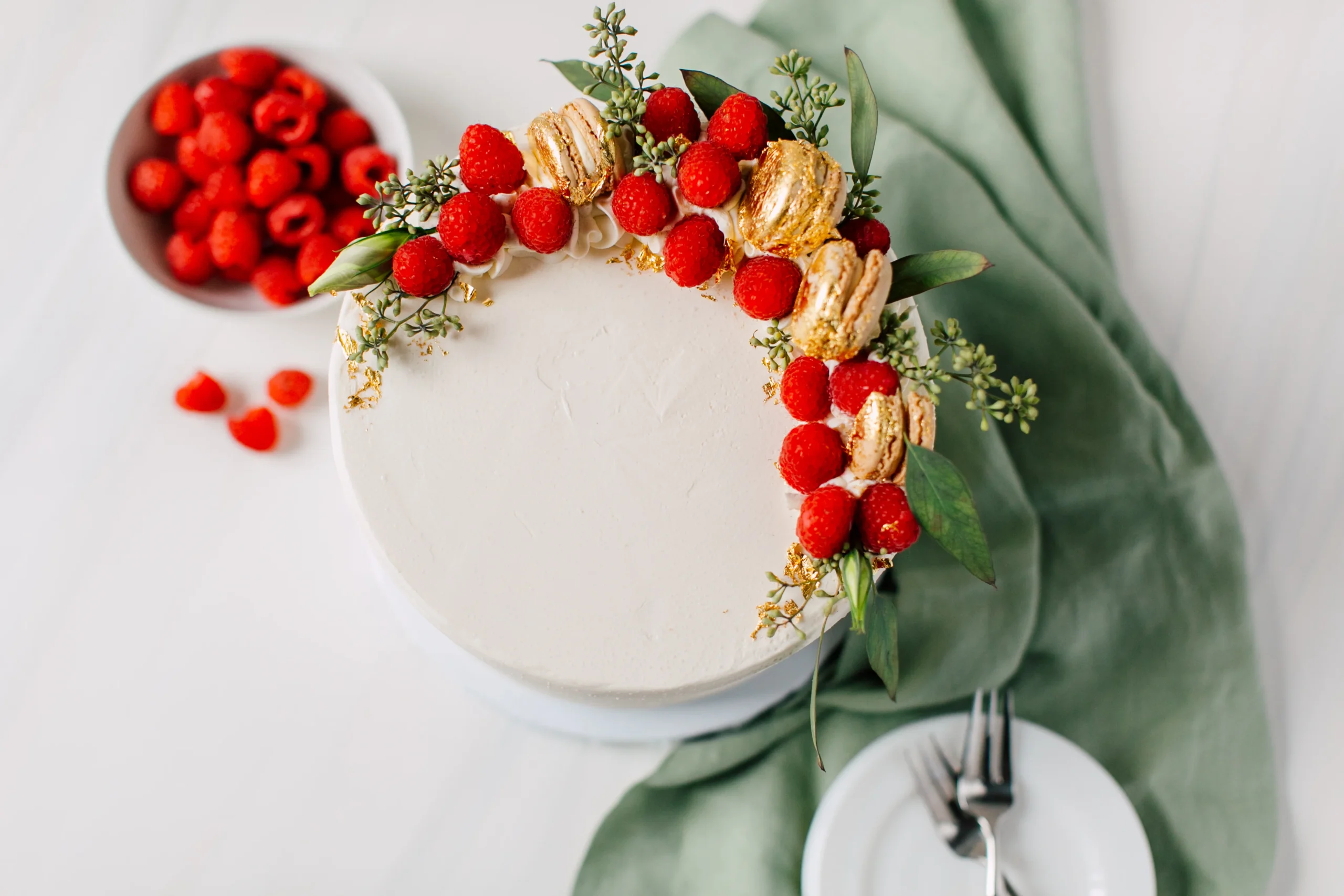 slice-of-heaven-bellingham-strawberry-crunch-cake-whole image