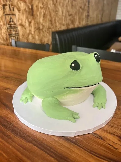 slice-of-heaven-bellingham-custom-cake-sculpted-green-frog Image