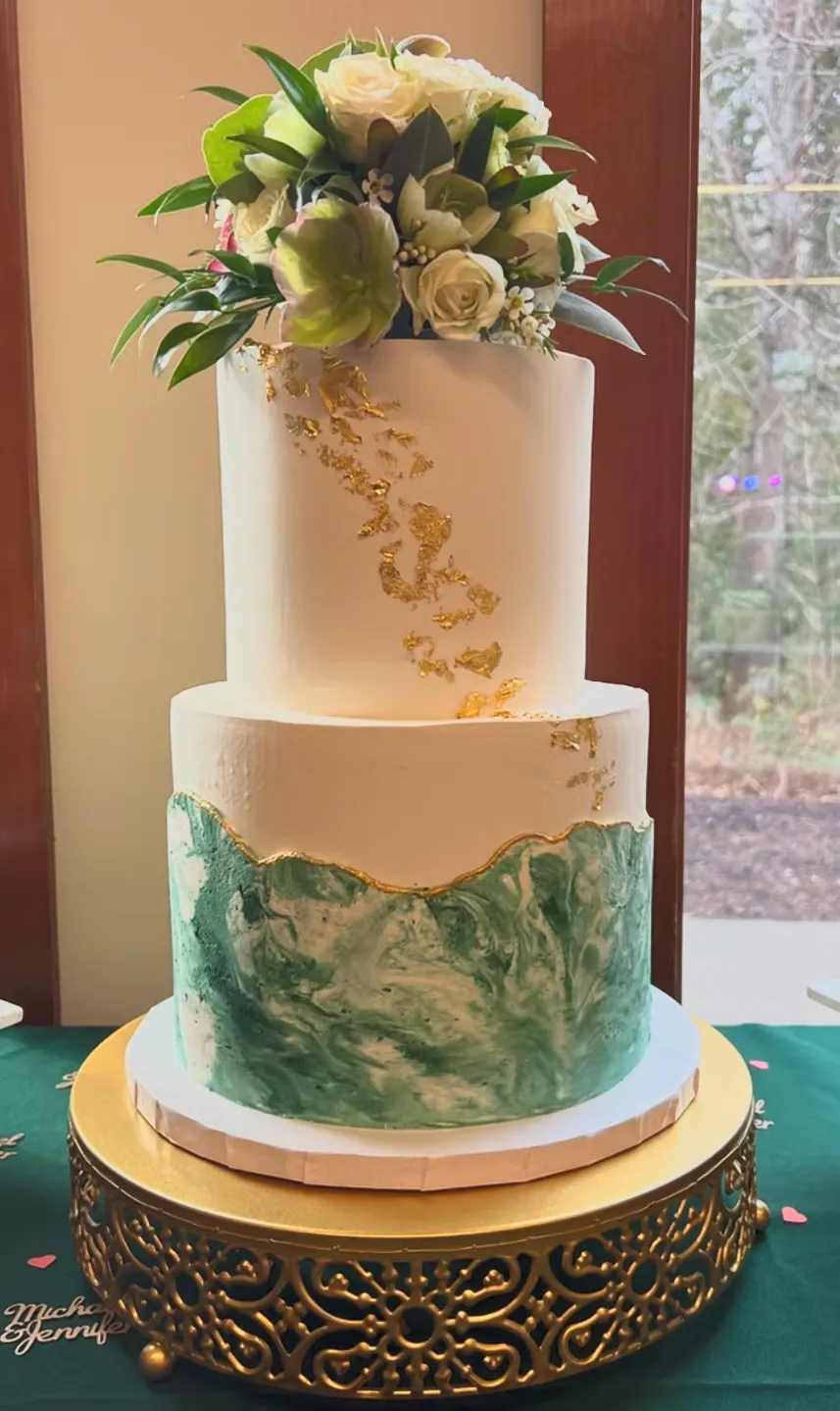 slice-of-heaven-bellingham-wedding-cake-emerald-marble-gold-leaf-white-roses image
