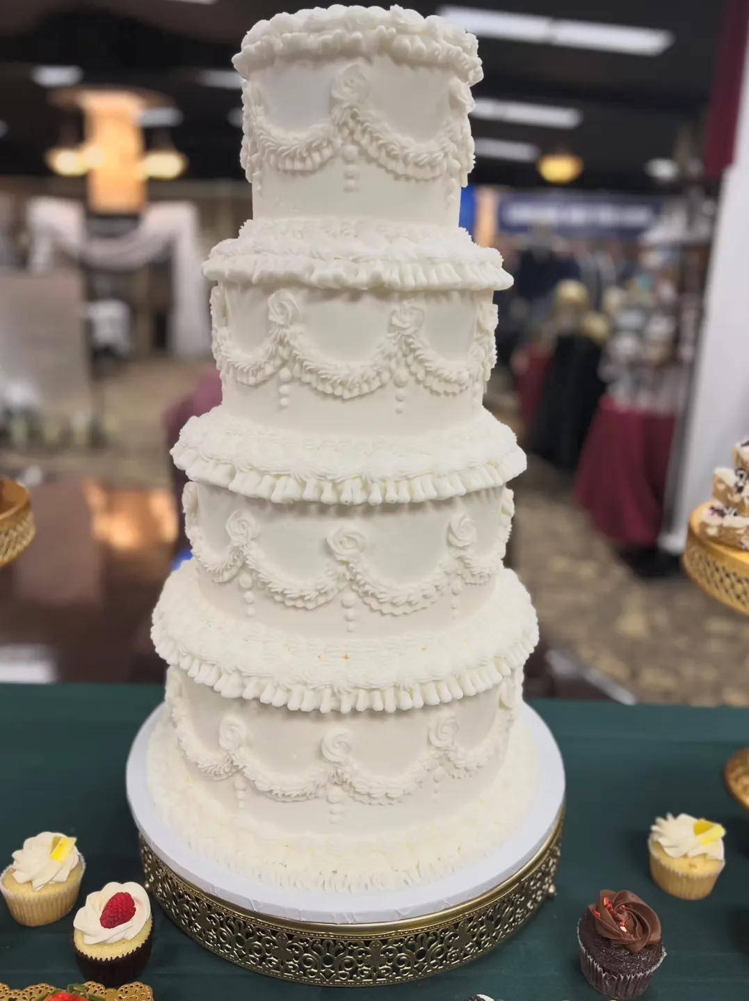 slice-of-heaven-bellingham-wedding-cake-five-tier-victorian-lambeth-piping image