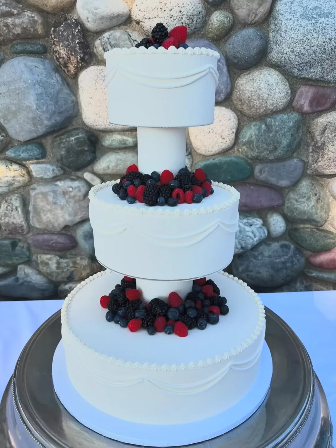 slice-of-heaven-bellingham-wedding-cake-three-tier-pillar-berry-garland image